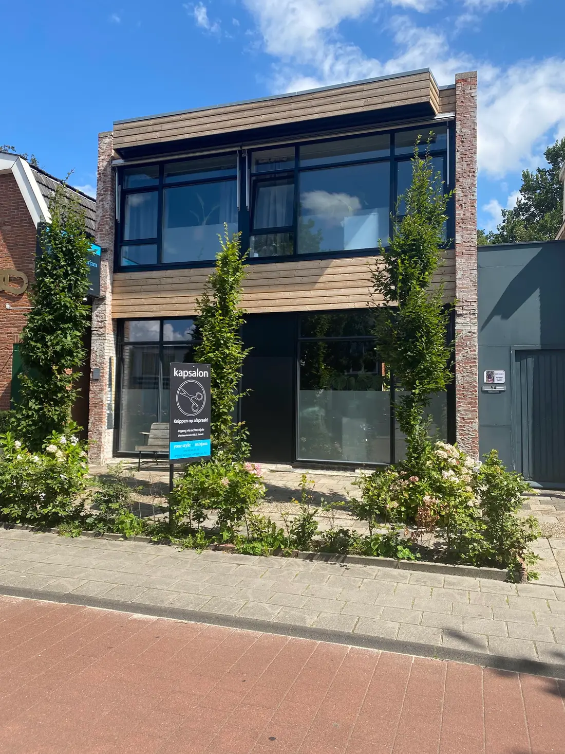 Het pand aan de Stationsweg 54 met het bord van de kapsalon